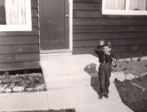 1954:05 Ramon, front steps